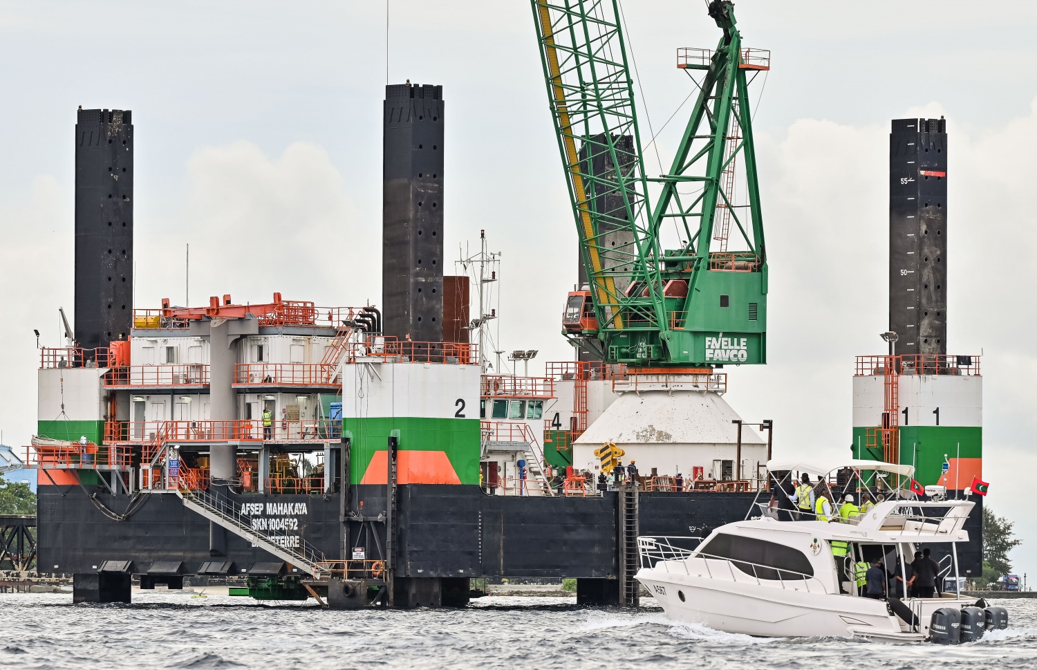 ރައީސް ޑރ. މުހައްމަދު މުއިއްޒު އެމަނިކުފާނުގެ ރަސްމީ ލޯންޗުކޮޅުގައި ތިލަމާލެ ބްރިޖަށް ކަނޑުގައި ކުރާ މަސައްކަތް ބައްލަވާލަައްވަނީ.-- ފޮޓޯ: ނިޝާން އަލީ | މިހާރު