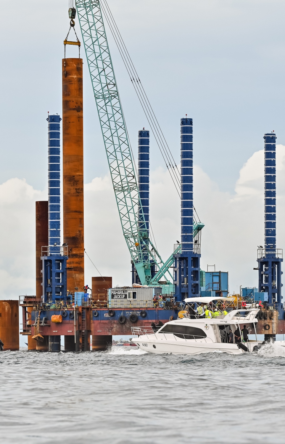 ރައީސް ޑރ. މުހައްމަދު މުއިއްޒު އެމަނިކުފާނުގެ ރަސްމީ ލޯންޗުކޮޅުގައި ތިލަމާލެ ބްރިޖަށް ކަނޑުގައި ކުރާ މަސައްކަތް ބައްލަވާލަައްވަނީ.-- ފޮޓޯ: ނިޝާން އަލީ | މިހާރު