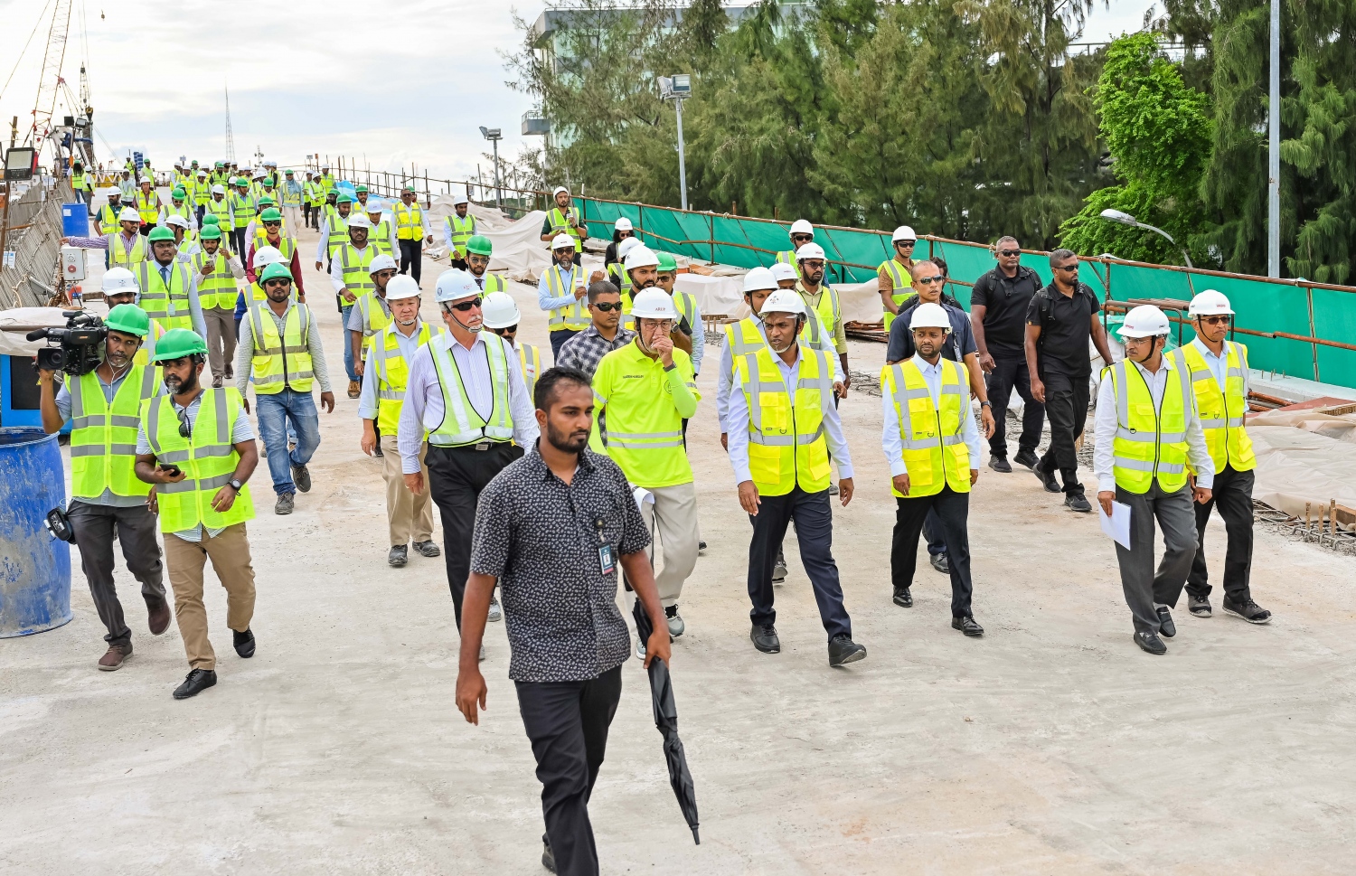 ރައީސް ޑރ. މުހައްމަދު މުއިއްޒު އެމަނިކުފާނުގެ ކެބިނެޓާ އެކު ތިލަމާލެ ބްރިޖު ސައިޓު ބައްލަވާލަައްވަނީ.-- ފޮޓޯ: ނިޝާން އަލީ | މިހާރު