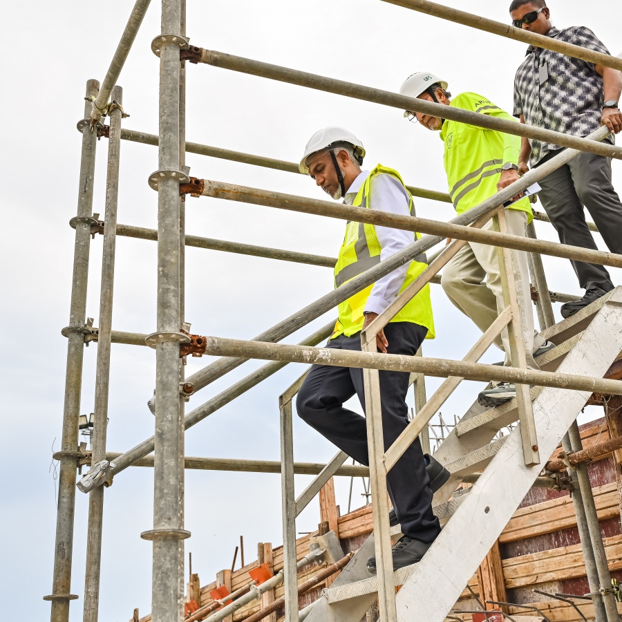 ރައީސް ޑރ. މުހައްމަދު މުއިއްޒު އެމަނިކުފާނުގެ ކެބިނެޓާ އެކު ތިލަމާލެ ބްރިޖު ސައިޓު ބައްލަވާލަައްވަނީ.-- ފޮޓޯ: ނިޝާން އަލީ | މިހާރު