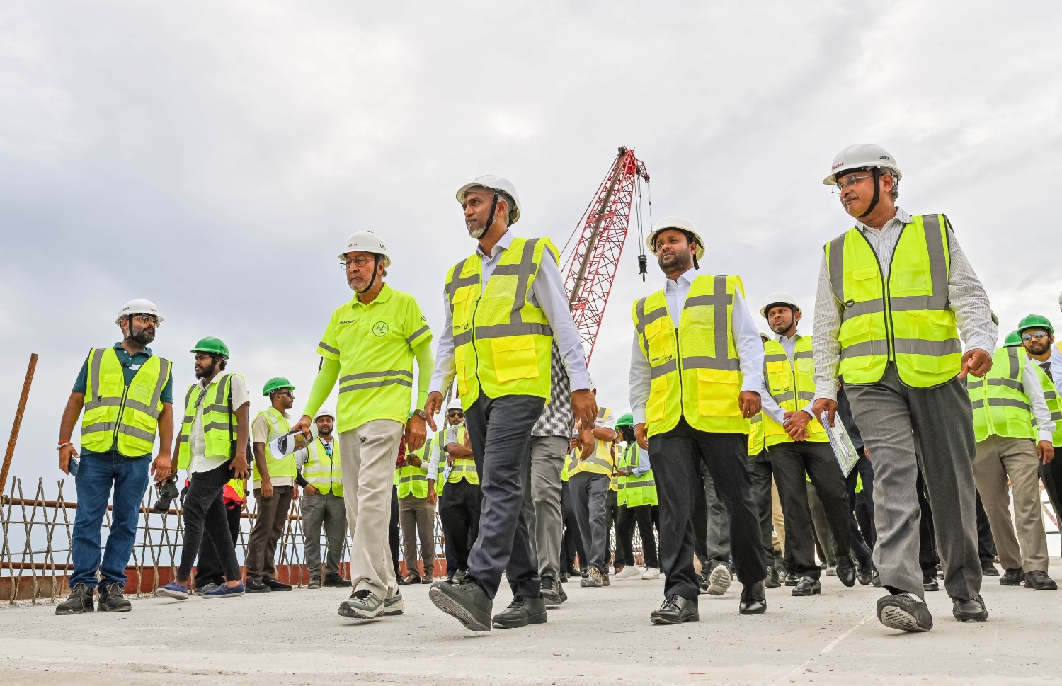 ރައީސް ޑރ. މުހައްމަދު މުއިއްޒާއި އެ މަނިކުފާނުގެ ކެބިނެޓާއެކު ތިލަމާލެ ބްރިޖު ސައިޓު އިއްޔެ ބައްލަވާލަައްވަނީ.-- ފޮޓޯ: ނިޝާން އަލީ | މިހާރު