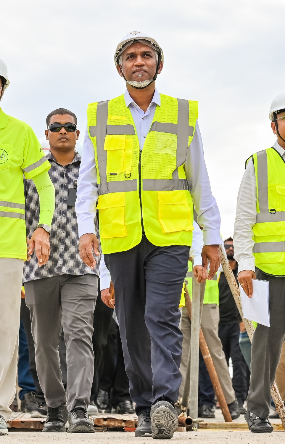 ރައީސް ޑރ. މުހައްމަދު މުއިއްޒު އެމަނިކުފާނުގެ ކެބިނެޓާ އެކު ތިލަމާލެ ބްރިޖު ސައިޓު ބައްލަވާލަައްވަނީ.-- ފޮޓޯ: ނިޝާން އަލީ | މިހާރު