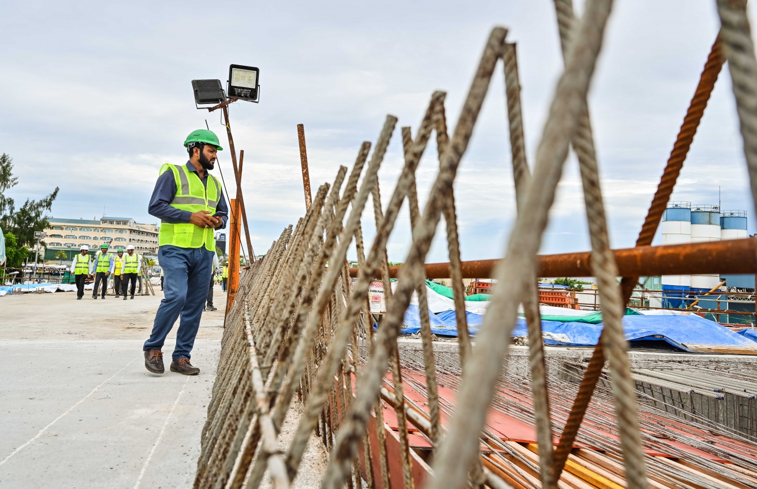 ރައީސް ޑރ. މުހައްމަދު މުއިއްޒު އެމަނިކުފާނުގެ ކެބިނެޓާ އެކު ތިލަމާލެ ބްރިޖު ސައިޓު ބައްލަވާލަައްވަނީ.-- ފޮޓޯ: ނިޝާން އަލީ | މިހާރު