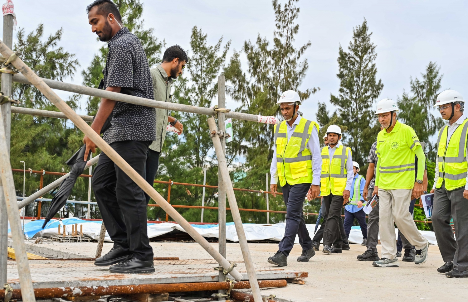 ރައީސް ޑރ. މުހައްމަދު މުއިއްޒު އެމަނިކުފާނުގެ ކެބިނެޓާ އެކު ތިލަމާލެ ބްރިޖު ސައިޓު ބައްލަވާލަައްވަނީ.-- ފޮޓޯ: ނިޝާން އަލީ | މިހާރު