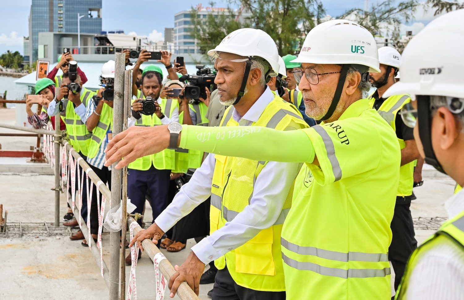 ރައީސް ޑރ. މުހައްމަދު މުއިއްޒު އެމަނިކުފާނުގެ ކެބިނެޓާ އެކު ތިލަމާލެ ބްރިޖު ސައިޓު ބައްލަވާލަައްވަނީ.-- ފޮޓޯ: ނިޝާން އަލީ | މިހާރު