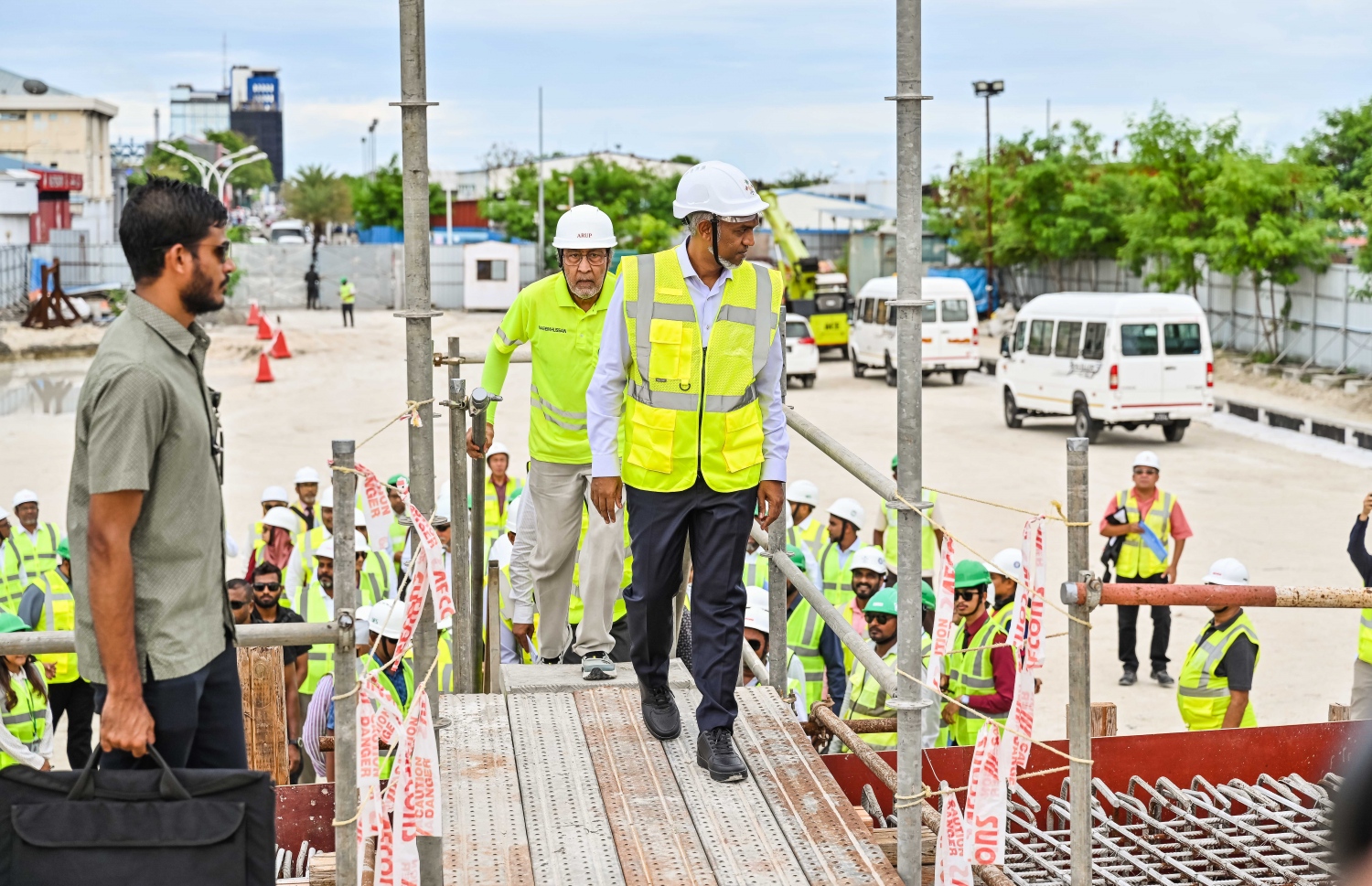 ރައީސް ޑރ. މުހައްމަދު މުއިއްޒު އެމަނިކުފާނުގެ ކެބިނެޓާ އެކު ތިލަމާލެ ބްރިޖު ސައިޓު ބައްލަވާލަައްވަނީ.-- ފޮޓޯ: ނިޝާން އަލީ | މިހާރު