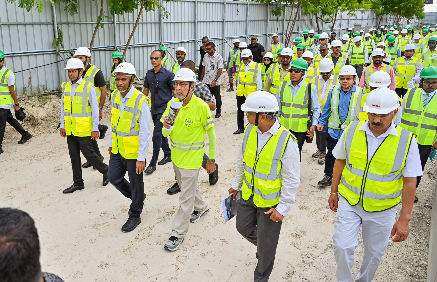 ރައީސް ޑރ. މުހައްމަދު މުއިއްޒާއި އެ މަނިކުފާނުގެ ކެބިނެޓުން ތިލަމާލެ ބްރިޖު ސައިޓު ބައްލަވާލަައްވަނީ.-- ފޮޓޯ: ނިޝާން އަލީ | މިހާރު