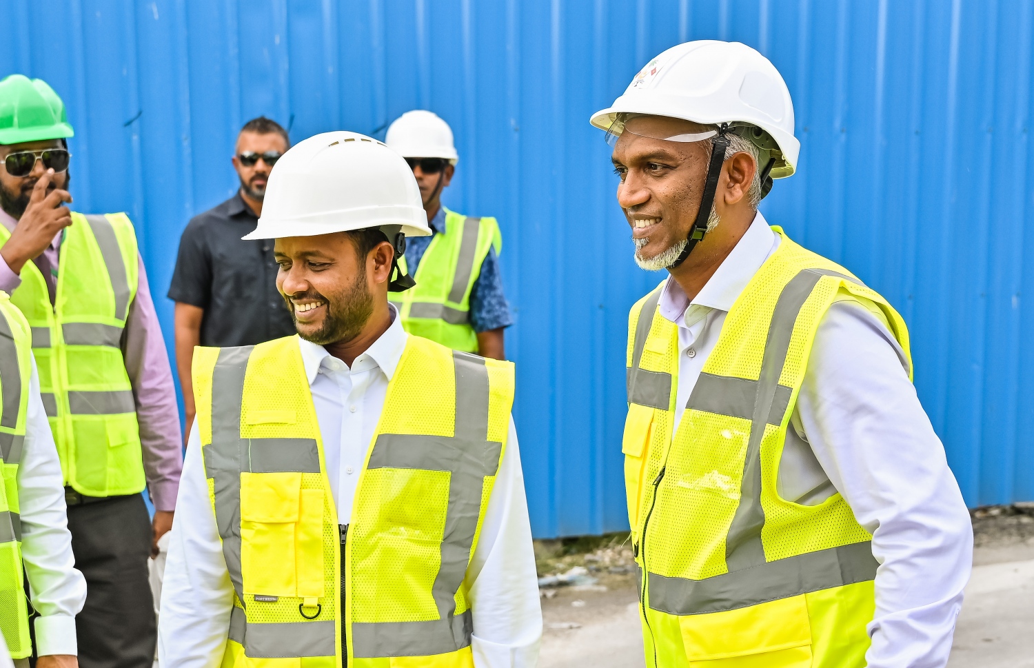 އާ ސަރުކާރުގެ ވެރިން ތިލަމާލެ ބްރިޖަށް ކުރި ޒިޔާރަތުގައި ނައިބު ރައީސް ޑރ. މުއިއްޒުއާއި ޕްލޭނިން މިނިސްޓަރު މުއްތޮލިބް.-- ފޮޓޯ: ނިޝާން އަލީ | މިހާރު