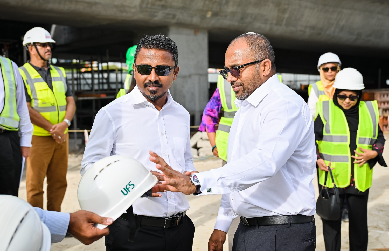 ތިލަމާލެ ބްރިޖުގެ މަސައްކަތް ކުރިއަށް ގެންދާ ގޮތް ބައްލަވާލެއްވުމަށް ރައީސް މުއިއްޒާއެކު ބައިވެރިވި ބައެއް މިނިސްޓަރުން.-- ފޮޓޯ: ނިޝާން އަލީ | މިހާރު