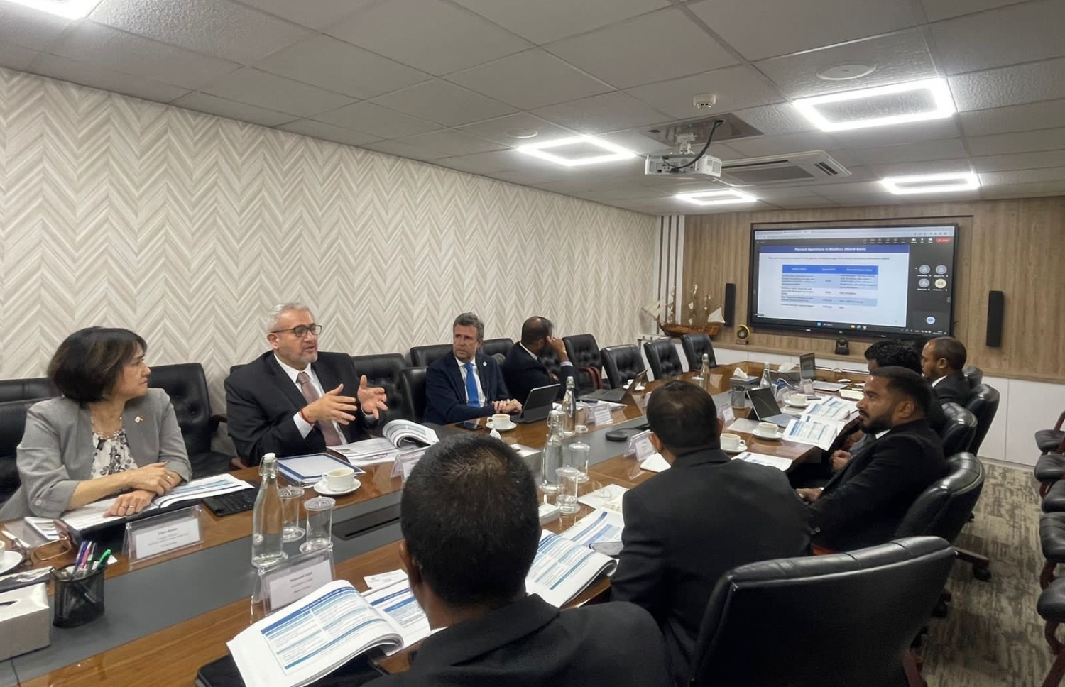 ވޯލްޑް ބޭންކްގެ ޓީމުން ފިނޭންސް މިނިސްޓްރީގެ އިސް ފަރާތްތަކާ ބައްދަލުކުރައްވަނީ -- ފޮޓޯ: ވޯލްޑް ބޭންކް