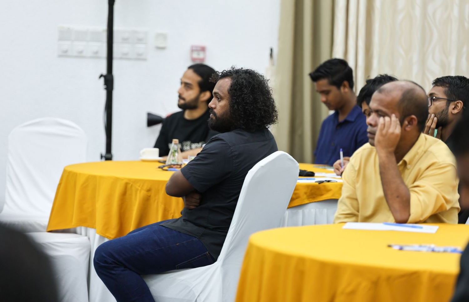 އުކުޅަހުގައި މިހާރު ކުރިއަށްދާ އެމްޑީޕީގެ ގައުމީ މަޖިލީހުގެ ބައްދަލުވުމެއްގައި ބައިވެރިވި ބައެއް މީހުން.-- ފޮޓޯ: އެމްޑީޕީ