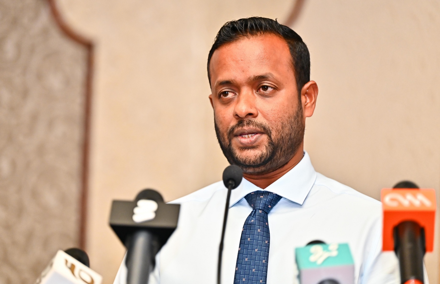 މިނިސްޓްރީ އޮފް ކޮންސްޓްރަކްޝަން އަދި އިންފްރަސްޓްރަކްޗާއިން މިއަދު ބޭއްވި ޕްރެސް ކޮންފަރެންސްގައި މިނިސްޓަރު ޑރ. މުއްތަލިބު ވާހަކަދައްކަވަނީ.-- ފޮޓޯ: ފަޔާޒު މޫސާ/ މިހާރު