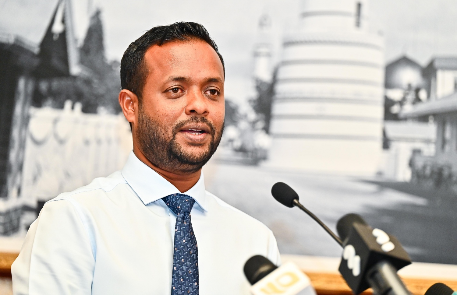 ކޮންސްޓްރަކްޝަން މިނިސްޓަރު މުއްތޮލިބު މިއަދު ނޫސްވެރިންނާ ވާހަކަ ދައްކަވަނީ.---ފޮޓޯ: ފަޔާޒު މޫސާ| މިހާރު