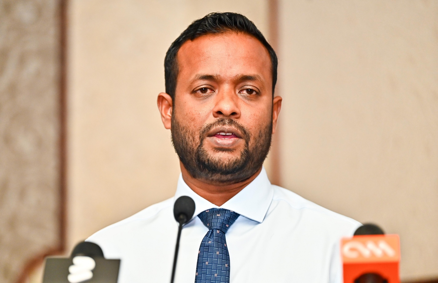 މިނިސްޓްރީ އޮފް ކޮންސްޓްރަކްޝަން އަދި އިންފްރަސްޓްރަޗާއިން މިއަދު ބޭއްވި ޕްރެސް ކޮންފަރެންސްގައި މިނިސްޓަރު ޑރ. އަބްދުﷲ މުއްތަލިބު ވާހަކަދައްކަވަނީ.-- ފޮޓޯ: ފަޔާޒު މޫސާ/ މިހާރު