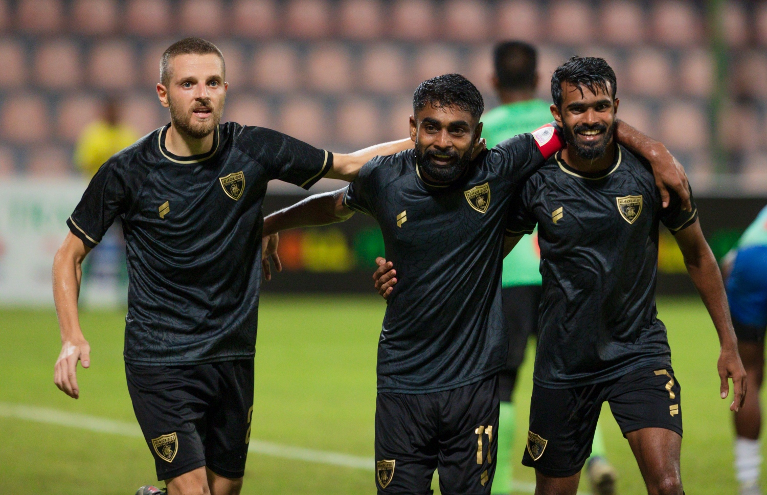 ސަސް ކޮޅަށް ގޯލެއް ޖެހުމަށް ފަހު ރިޒޭ (މ) އާއެކު އެޓީމުގެ އިބްރާހިމް މަހުދީ (ކ) އާއި ޕެޓްރޮވިޗް (ވ) އުފާފާޅު ކުރަނީ.-- ފޮޓޯ: އަބްދުﷲ އަބީދު