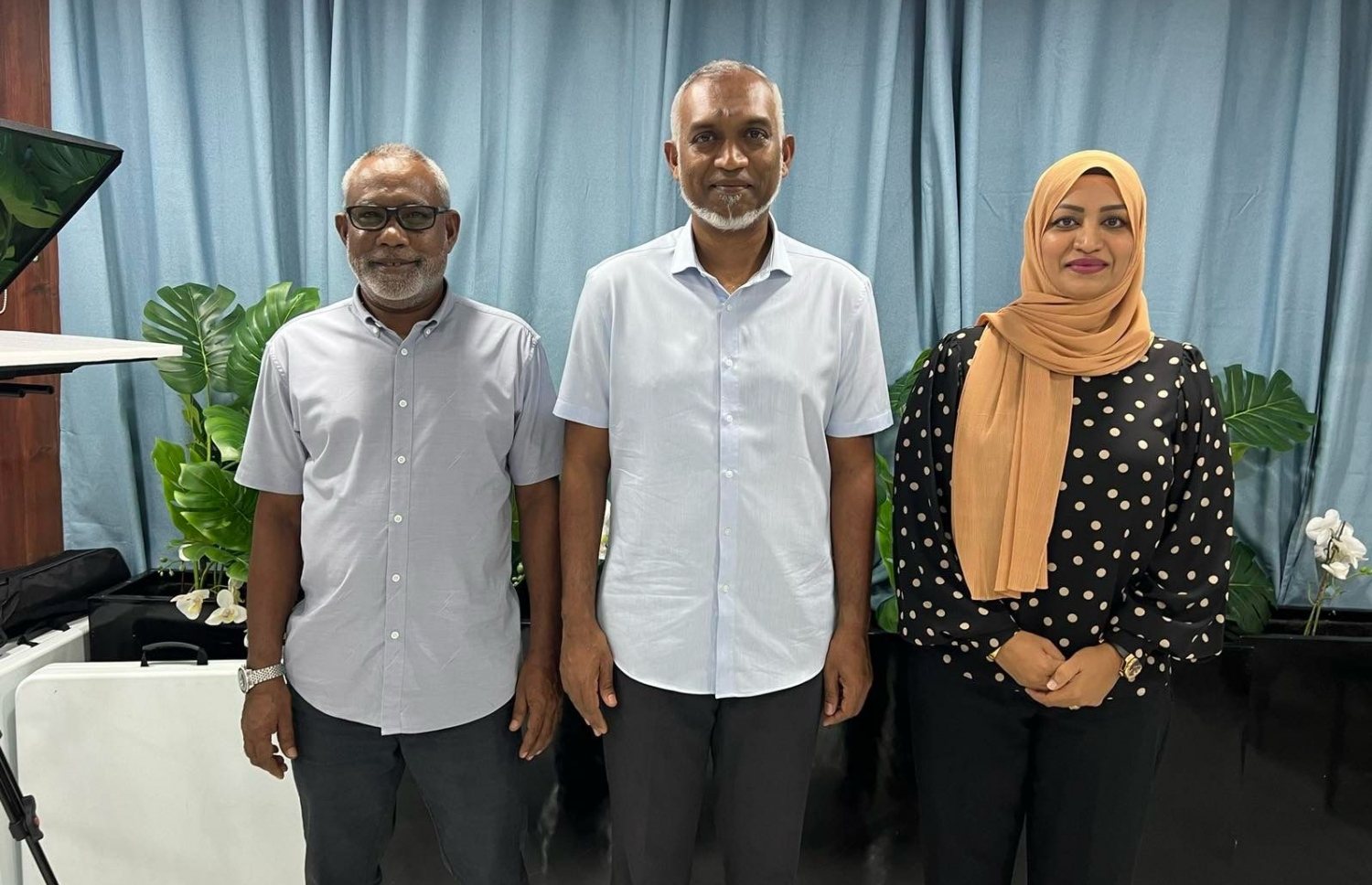 ރައީސް ޑރ. މުއިއްޒާއި އާއިޝާ އަދި އަބްދުއްރަހީމް މިރޭ ފޮޓޯއެއް ނަންގަވަނީ.