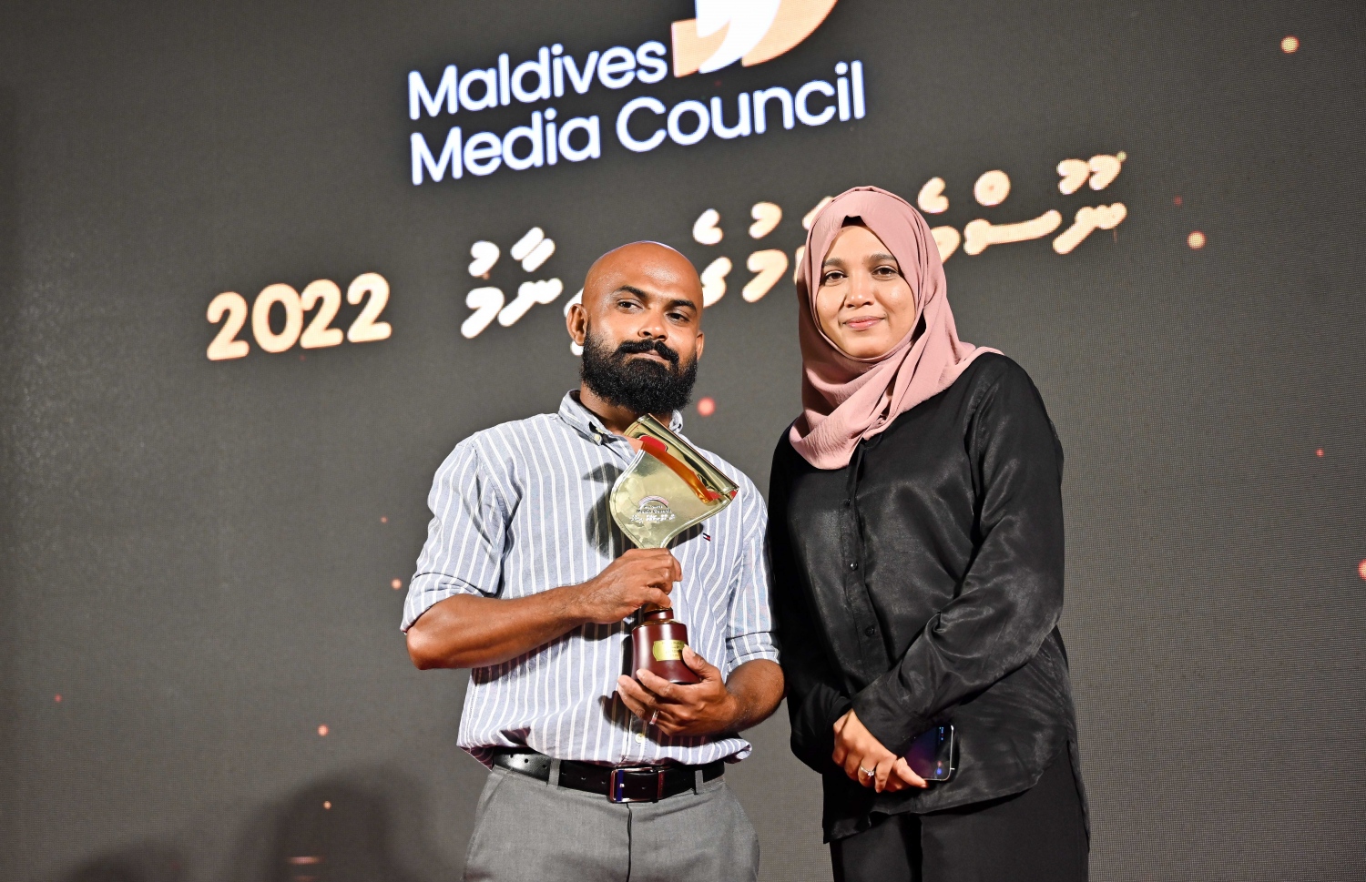 ނޫސްވެރިކަމުގެ އެވޯޑު ހަފުލާގައި ފޮޓޯ ޖާނަލިޒަމް އެވޯޑް ލިބުނު ފަޔާޒް މޫސާ އަދި ފަޒީނާ އަހުމަދު ފޮޓޯ އަކަށް ހުއްޓިގެން.-- ފޮޓޯ: ނިޝާން އަލީ /މިިހާރު