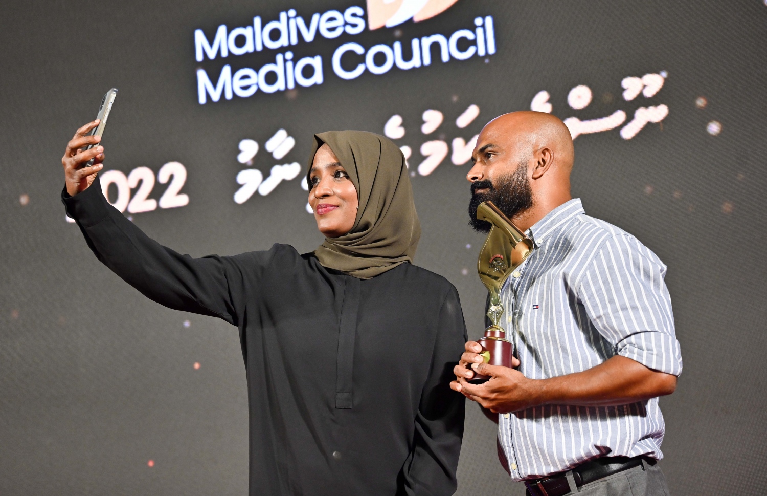 ފޮޓޯ ޖާނަލިޒަމް އެވޯޑް ލިބުނު "މިހާރު"ގެ ނޫސްވެރިޔާ ފަޔާޒް މޫސައާއެކު ފާތުމަތު ޝަނާ ސެލްފީއެއް ނަގަނީ.-- ފޮޓޯ: ނިޝާން އަލީ /މިިހާރު