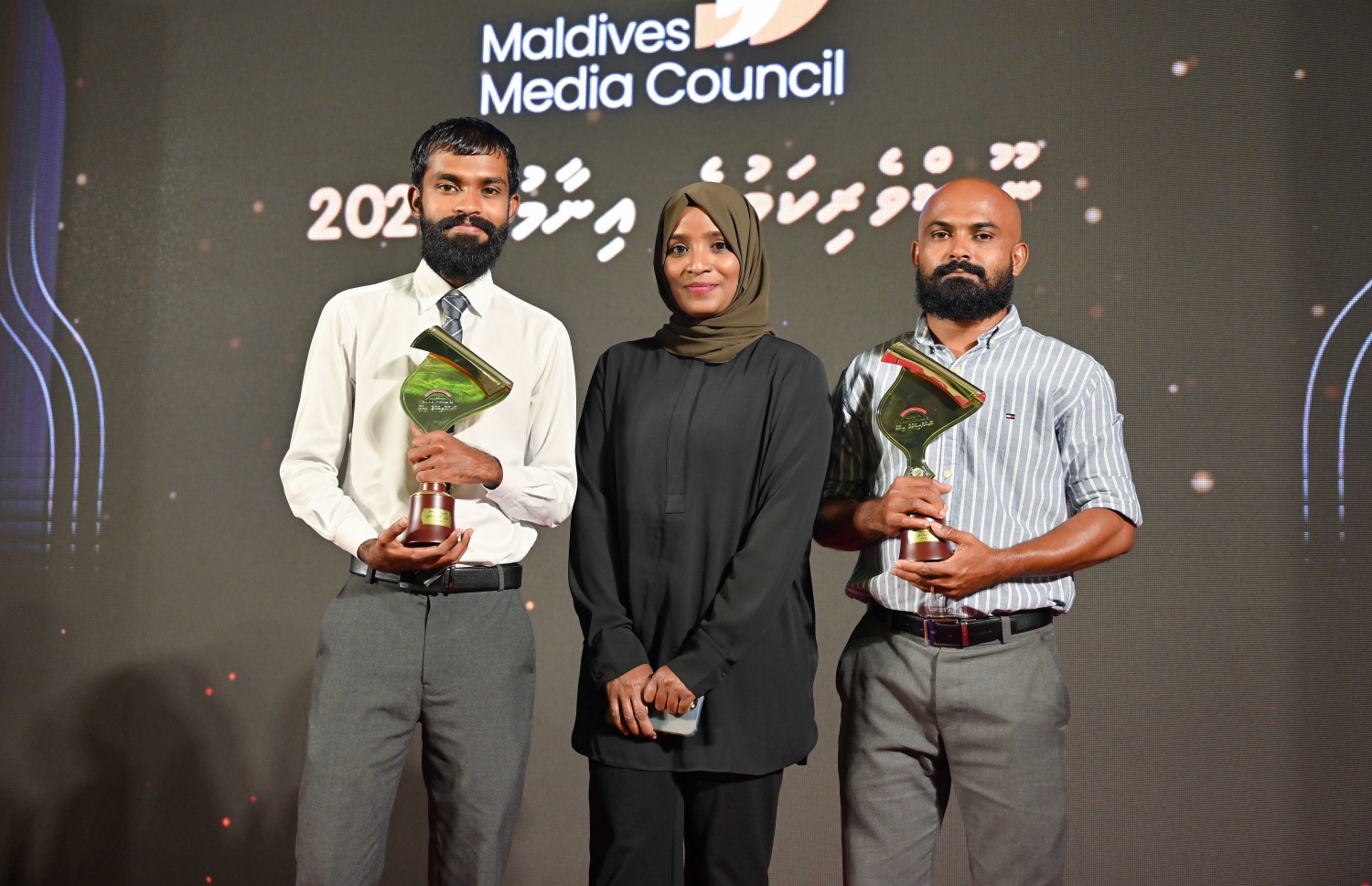 ނޫސްވެރިކަމުގެ އެވޯޑު ހަފުލާގައި ފޮޓޯ ޖާނަލިޒަމްގެ އެވޯޑު ލިބުނު ފަޔާޒް މޫސާ(ކ)، ސިޔާސީ ދާއިރާ އިން އެވޯޑް ލިބުނު ނާޒިމް ހަސަން(ވ) އަދި ފާތުމަތު ޝަނާ ފޮޓޯ އަކަށް ހުއްޓިގެން.-- ފޮޓޯ: ނިޝާން އަލީ /މިިހާރު