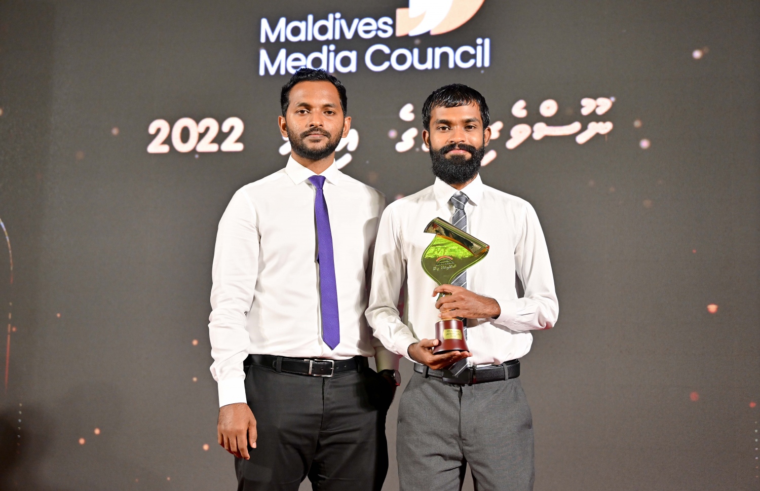 ނޫސްވެރިކަމުގެ އެވޯޑު ހަފުލާގައި ސިޔާސީ ދާއިރާއިން އެވޯޑް ލިބުނު ނާޒިމް ހަސަން އަދި މޫސާ ރަޝީދު ފޮޓޯ އަކަށް ހުއްޓިގެން.-- ފޮޓޯ: ނިޝާން އަލީ /މިިހާރު