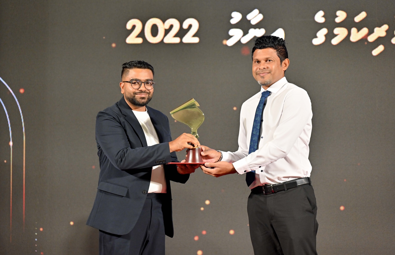 ނޫސްވެރިކަމުގެ އެވޯޑު ހަފުލާގައި އެންމެ މޮޅު ނޫސްވެރިޔާގެ އެވޯޑް ލިބުނު އަހުމަދު ނާއިފް އެވޯޑާ ހަވާލުނީ.-- ފޮޓޯ: ނިޝާން އަލީ /މިިހާރު