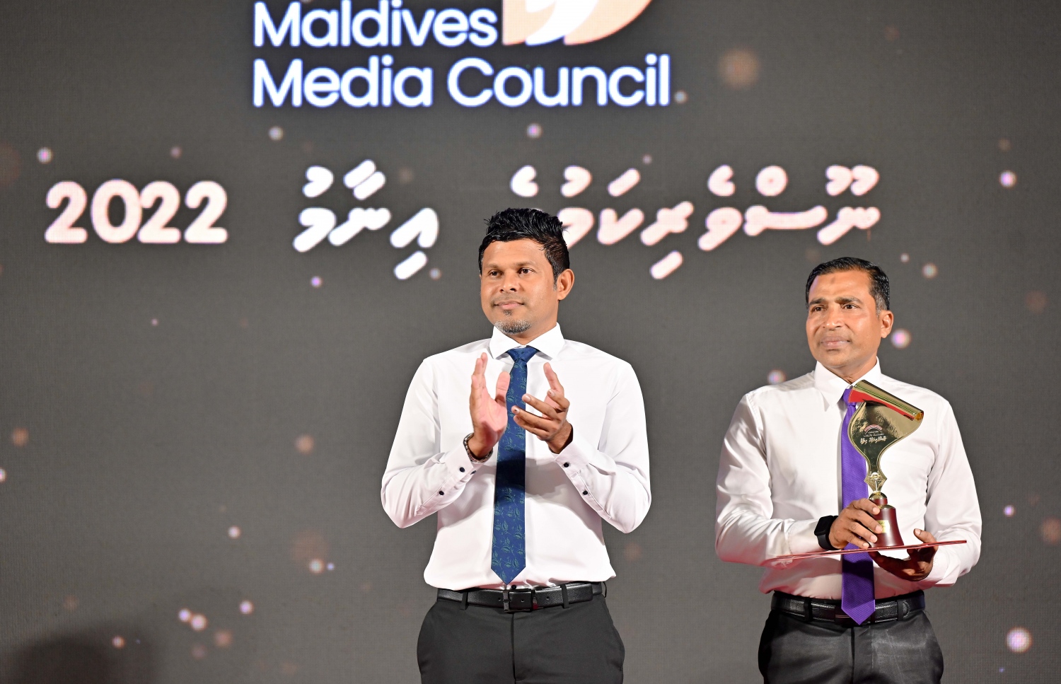 ނޫސްވެރިކަމުގެ އެވޯޑު ހަފުލާގައި ނައިބް ރައީސް ހުސެން މުހައްމަދު ލަތީފް ބައިވެރިވެ ވަޑައިގަންނަވަނީ.-- ފޮޓޯ: ނިޝާން އަލީ /މިިހާރު