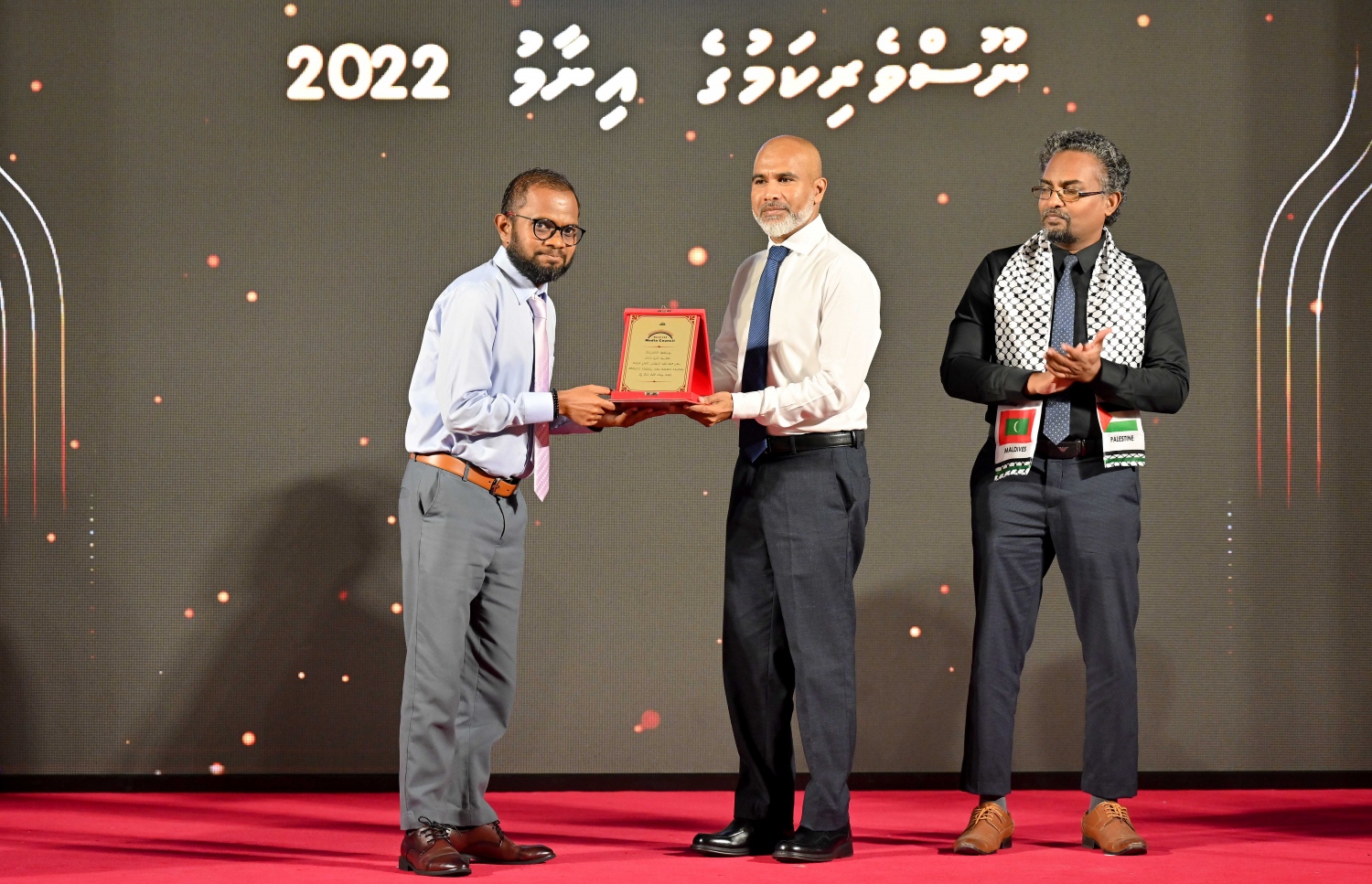 ނޫސްވެރިކަމުގެ އެވޯޑު ހަފުލާގައި ސާއިދަށް ލިބުނު ހިތްވަރު ދިނުމުގެ ހަނދާނީ ފިލައަކާ ހަވާލުނީ.-- ފޮޓޯ: ނިޝާން އަލީ /މިިހާރު