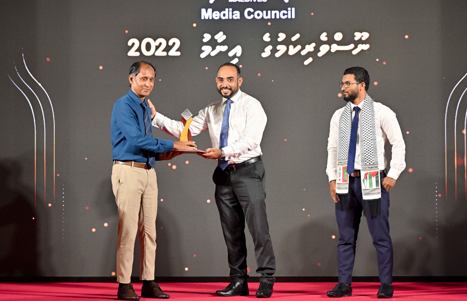 ނޫސްވެރިކަމުގެ އެވޯޑު ހަފުލާގައި ހަޔާތީ އަރުތައިގެ އެވޯޑް ލިބުނު އަބްދުﷲ ރަމީޒް އެވޯޑާ ހަވާލުވަނީ.-- ފޮޓޯ: ނިޝާން އަލީ /މިިހާރު