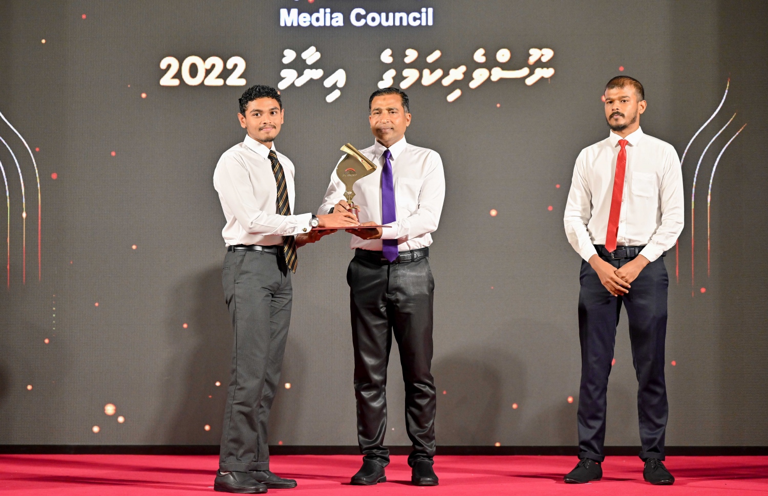 ނޫސްވެރިކަމުގެ އެވޯޑު ހަފުލާގައި އެންމެ އުންމީދީ ނޫސްވެރިޔާގެ އެވޯޑް ލިބުނު ނާއިލް ހަފީޒް އެވޯޑާ ހަވާލުވަނީ.-- ފޮޓޯ: ނިޝާން އަލީ /މިިހާރު