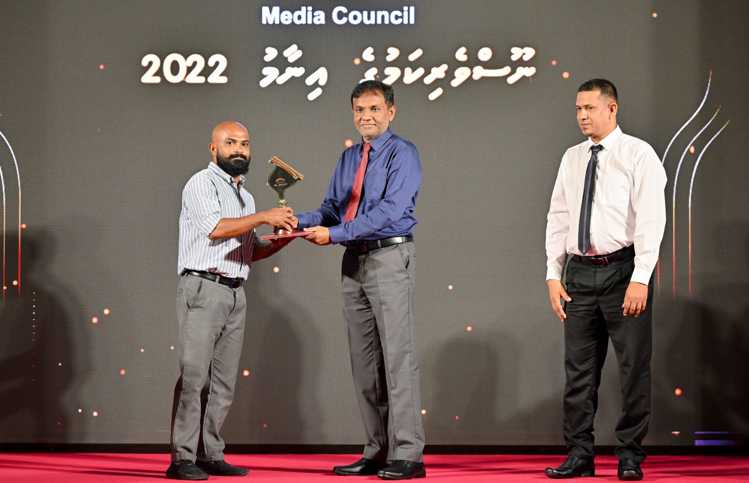 ނޫސްވެރިކަމުގެ އެވޯޑު ހަފުލާގައި ފޮޓޯ ޖާނަލިޒަމް ދާއިރާ އިން އެވޯޑް ލިބުނު ފަޔާޒް މޫސާ އެވޯޑާ ހަވާލުވަނީ.-- ފޮޓޯ: ނިޝާން އަލީ /މިިހާރު