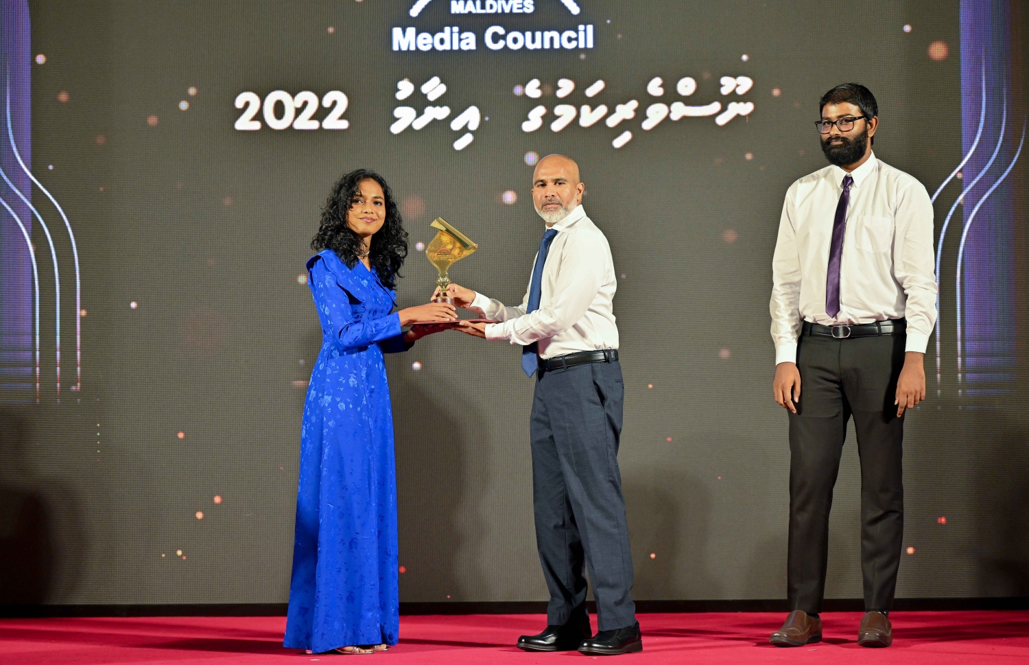 ނޫސްވެރިކަމުގެ އެވޯޑު ހަފުލާގައި އިޖުތިމާއީ އަދި ފީޗާ ލިޔުމުގެ ދާއިރާ އިން އެވޯޑް ލިބުނު ޝަހުދާ މުހައްމަދު އެވޯޑާ ހަވާލުވަނީ.-- ފޮޓޯ: ނިޝާން އަލީ /މިިހާރު