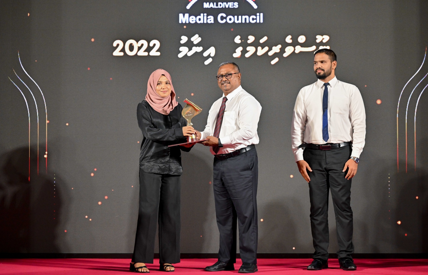 ނޫސްވެރިކަމުގެ އެވޯޑު ހަފުލާގައި ކުޅިވަރުގެ ދާއިރާ އިން ހުސެން ހަބީބަށް ލިބުނު އެވޯޑާ ފަޒީނާ އަހުމަދު ހަވާލު ވަނީ.-- ފޮޓޯ: ނިޝާން އަލީ /މިިހާރު