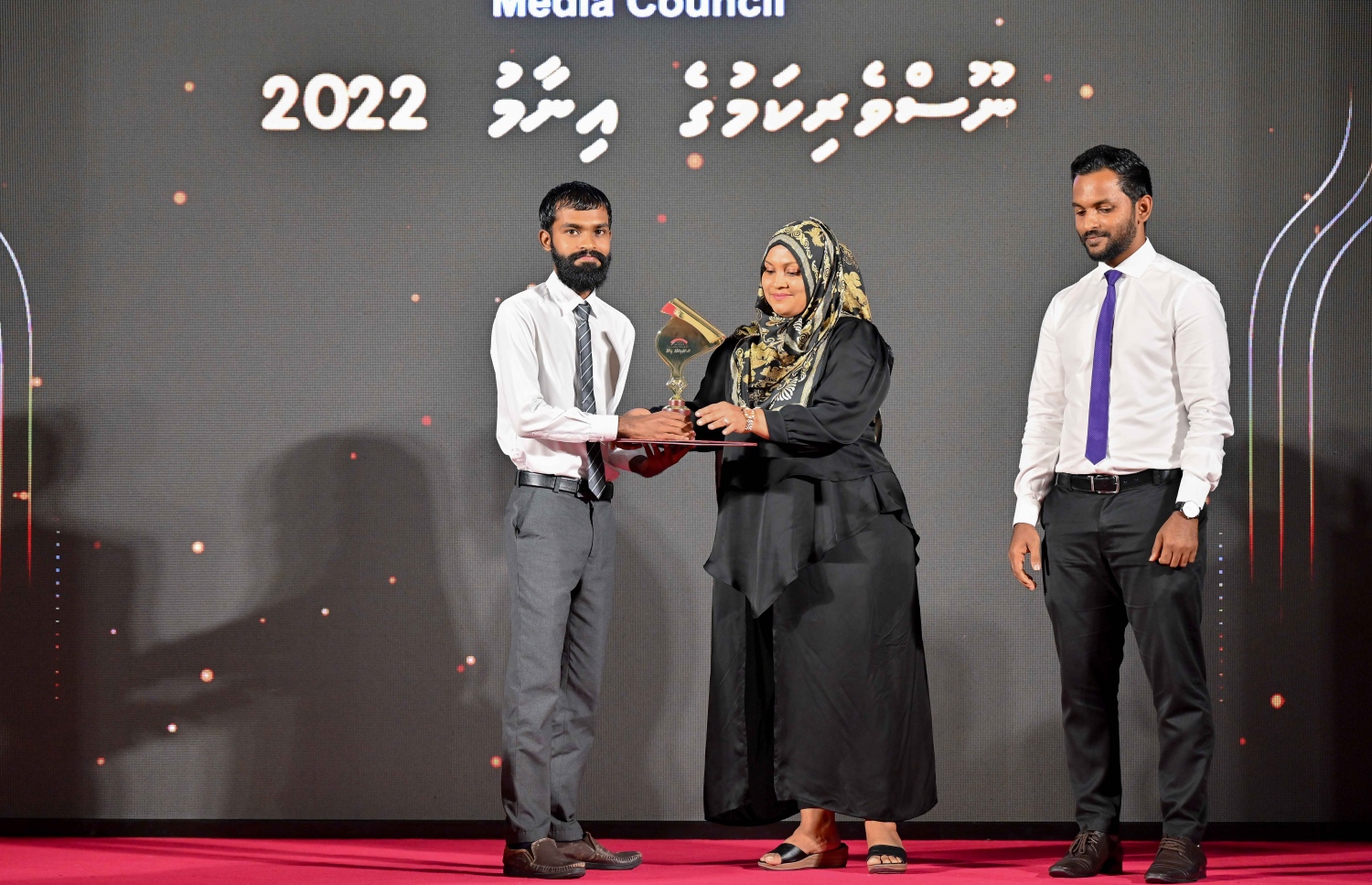 ނޫސްވެރިކަމުގެ އެވޯޑު ހަފުލާގައި ސިޔާސީ ދާއިރާ އިން އެވޯޑް ލިބުނު ނާޒިމް ހަސަން އެވޯޑާ ހަވާލުވަނީ.-- ފޮޓޯ: ނިޝާން އަލީ /މިިހާރު