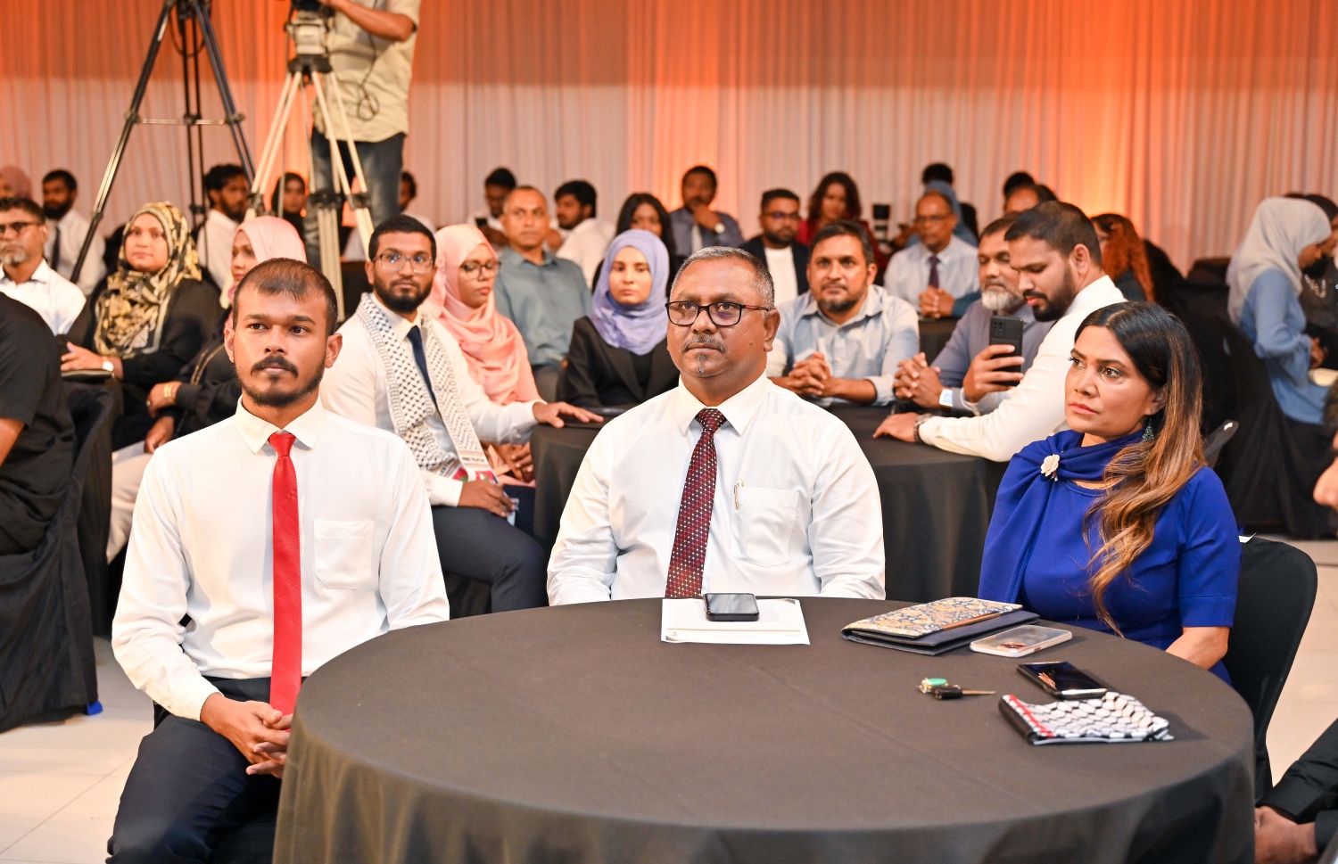 ނޫސްވެރިކަމުގެ އެވޯޑު ހަފުލާގައި ބްރޯޑްކާސްޓިން ކޮމިޝަންގެ ރައީސް މަރިޔަމް ވަހީދާ އަދި ރައީސް އޮފީހުގެ ކޮމިއުނިކޭޝަން މިނިސްޓަރު އިބްރާހިމް ހަލީލް(ކ-2) ބއިވެރިވެ ވަޑައިގަންވަނީ.-- ފޮޓޯ: ނިޝާން އަލީ /މިިހާރު