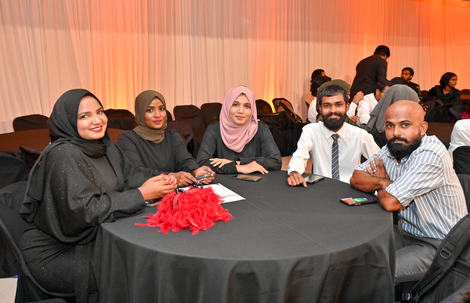 ނޫސްވެރިކަމުގެ އެވޯޑު ހަފުލާގައި "މިހާރު"ގެ ނޫސްވެރިން (ކ-ވ) ފަޔާޒް މޫސާ، ނާޒިމް ހަސަން، ފަޒީނާ އަހުމަދު، ފާތުމަތު ޝަނާ އަދި އައިޝަތު ނުޒުހާ ބައިވެރިވަނީ.-- ފޮޓޯ: ނިޝާން އަލީ /މިިހާރު