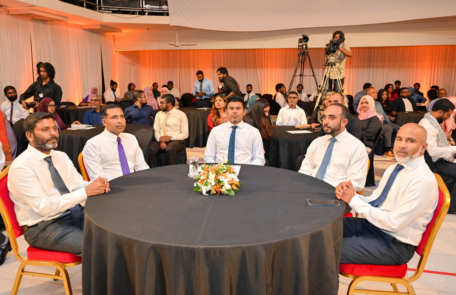 ނޫސްވެރިކަމުގެ އެވޯޑު ހަފުލާގައި ނައިބް ރައީސް ހުސެން މުހައްމަދު ލަތީފް(މ)ގެ އިތުރުން ސަރުކާރުގެ އިސް ބޭފުޅުން ބައިވެރިވެ ވަޑައިގަންވަނީ.-- ފޮޓޯ: ނިޝާން އަލީ /މިިހާރު