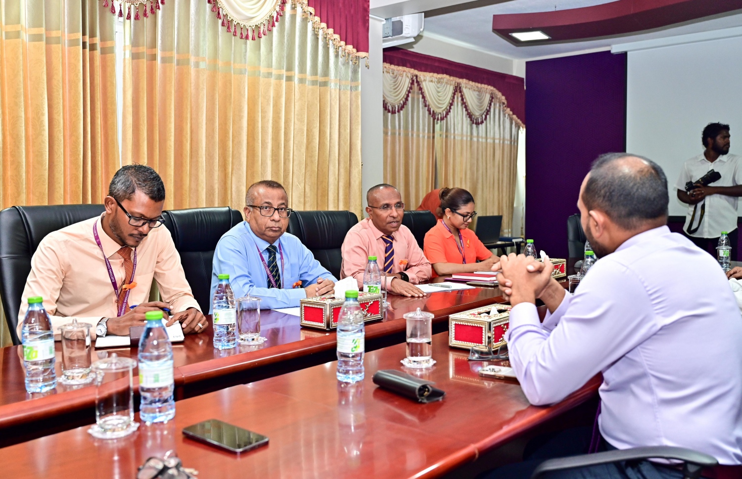 ޕީއެންއެފް އުފެއްދުމާ ގުޅޭގޮތުން، އެކަމުގައި އިސްކޮށް އުޅުއްވާ ބޭފުޅުން އީސީގެ މެމްބަރުންނާ މިއަދު މަޝްވަރާކުރައްވަނީ.-- ފޮޓޯ: ފަޔާޒު މޫސާ/ މިހާރު