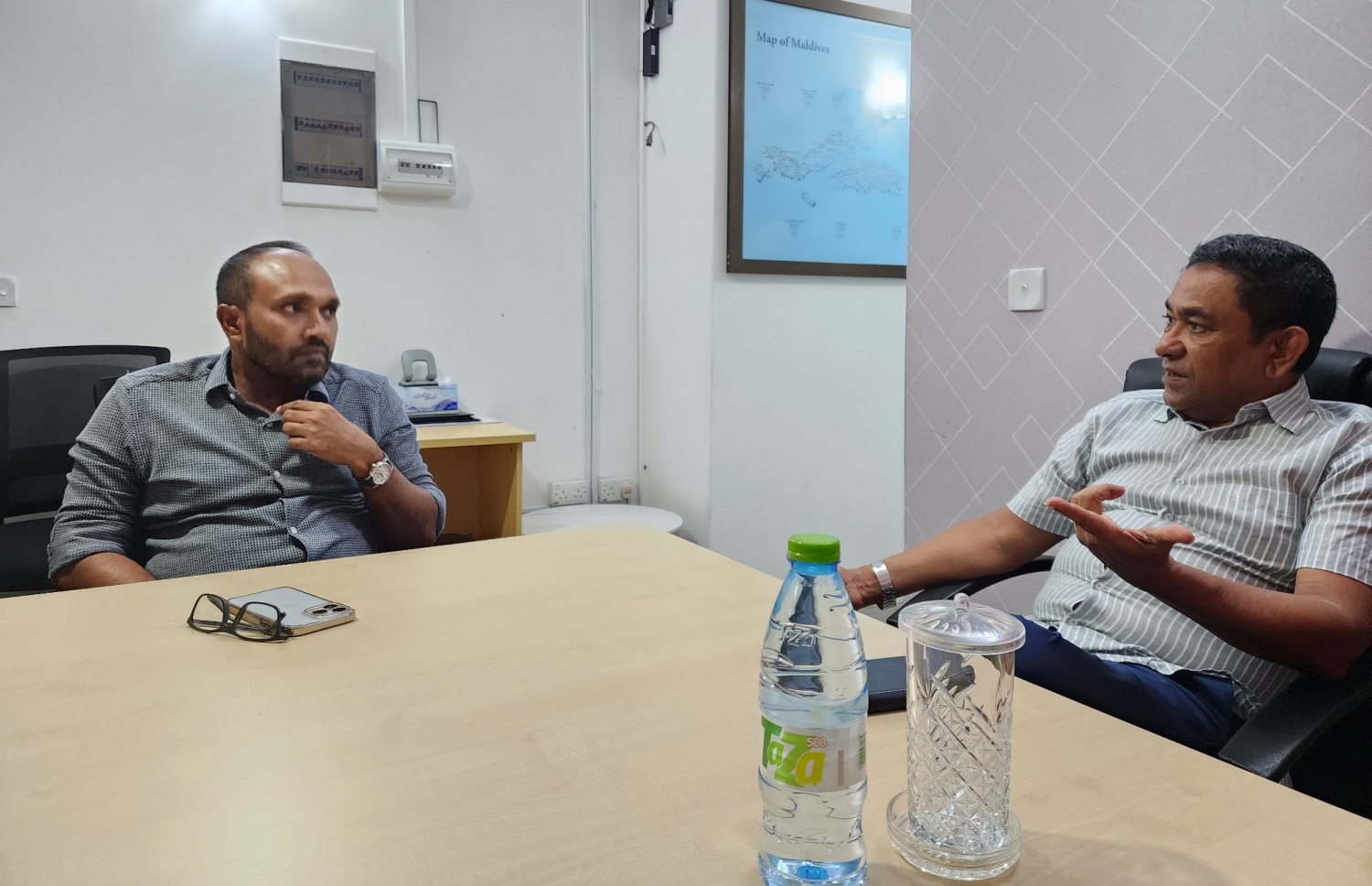 ޔާމީން އާއި ޑރ. ޖަމީލް ބައްދަލު ކުރައްވަނީ