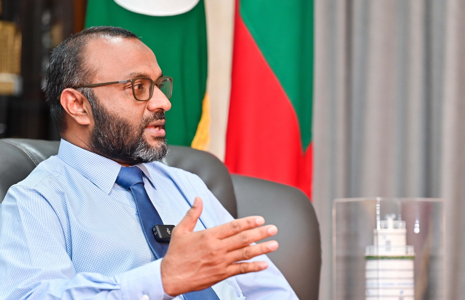 އިސްލާމިކް މިނިސްޓަރު ޑރ. ޝަހީމް، "މިހާރު" އަށް އިންޓަވިއުދެއްވަނީ.-- ފޮޓޯ: ފަޔާޒު މޫސާ/ މިހާރު