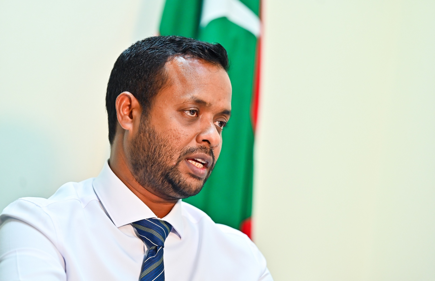 އިންފްރަސްޓްރަކްޗާ މިނިސްޓަރު ޑރ. އަބްދުﷲ މުއްތަލިބް "މިހާރު" އަށް އިންޓަވިއު ދެއްވަނީ: ބްރިޖުގެ މަސައްކަތް އަވަސް ކުރެވޭނެ ގޮތްތައް ބައްލަވާނެ ކަމަށް ވިދާޅުވި - ފޮޓޯ: ފަޔާޒު މޫސާ | މިހާރު