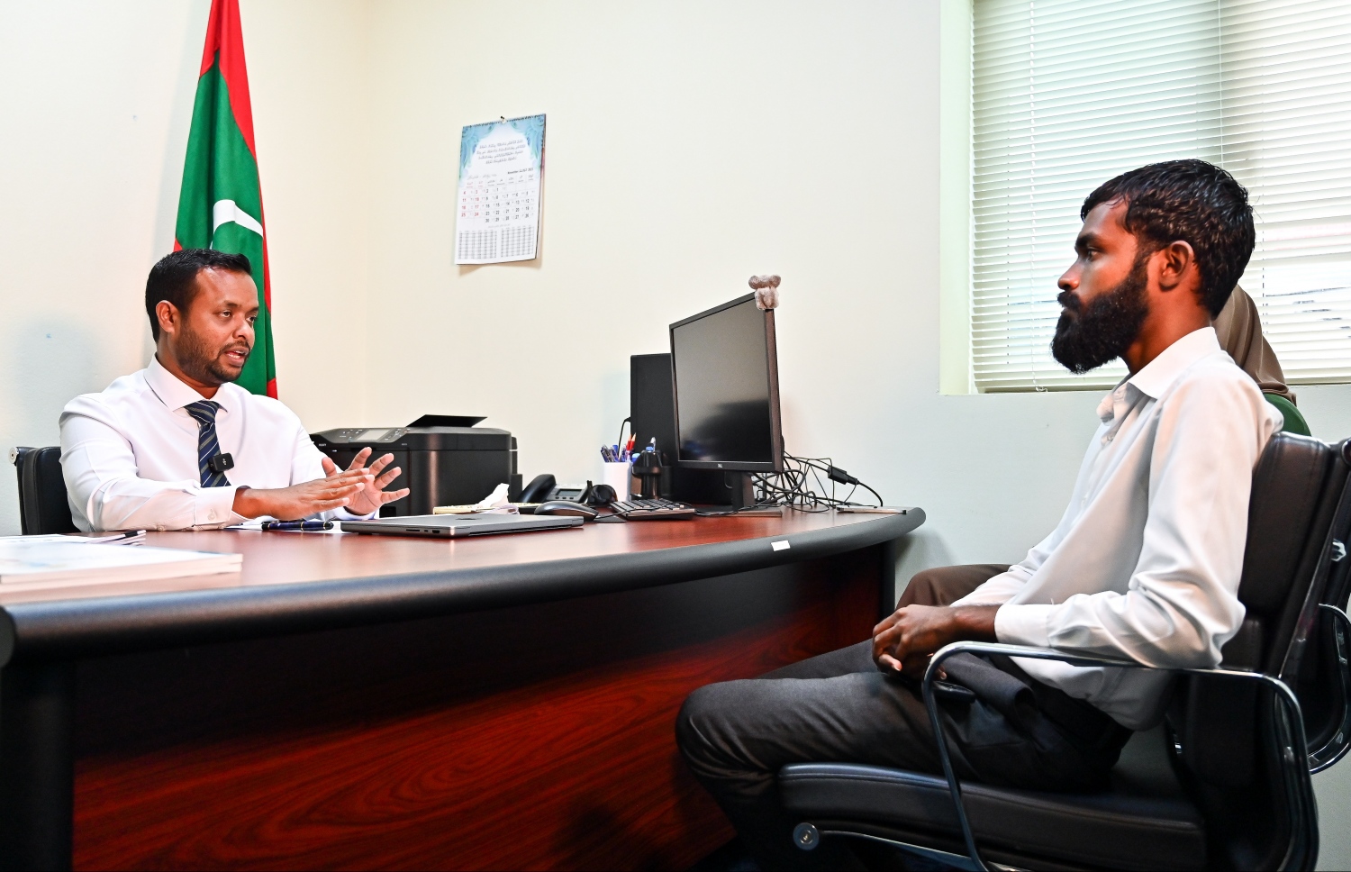 މިނިސްޓަރު އަބްދުﷲ މުއްތަލިބް "މިހާރު" އަށް އިންޓަވިއު ދެއްވަނީ: ފުށިދިއްގަރާ އެކު ގުޅީފަޅާއި ގިރާވަރު ތަރައްގީ ކުރަން ވެސް އިސްކަންދޭނެ ކަމަށް ވިދާޅުވި - ފޮޓޯ: ފަޔާޒު މޫސާ / މިހާރު