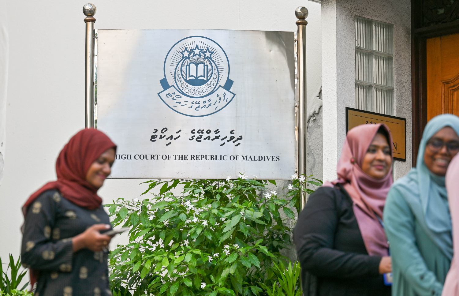 ހައި ކޯޓު ކައިރިން ބަޔަކު ހިނގާފައި ދަނީ: ގެގް އަމަރު އިސްތިއުނާފު ކުރަން އެމްޖޭއޭ އިން ހުށަހެޅުމުން އެ ކޯޓުން ނިންމި ނިންމުމަށް ވަނީ ފާޑުކިޔުން އަމާޒުވެފައި - ފޮޓޯ: މިހާރު