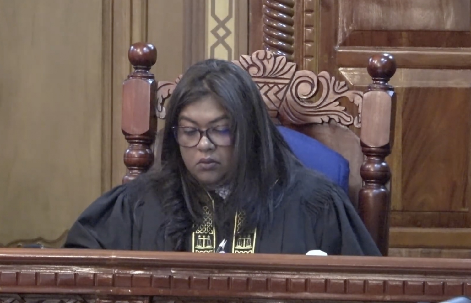 ފަނޑިޔާރު އައިޝާ ސުޖޫން: މާއްދާ އުވާލުމާ ދެކޮޅަށް ރައުޔު ނެރުއްވި ހަމައެކަނި ފަނޑިޔާރު