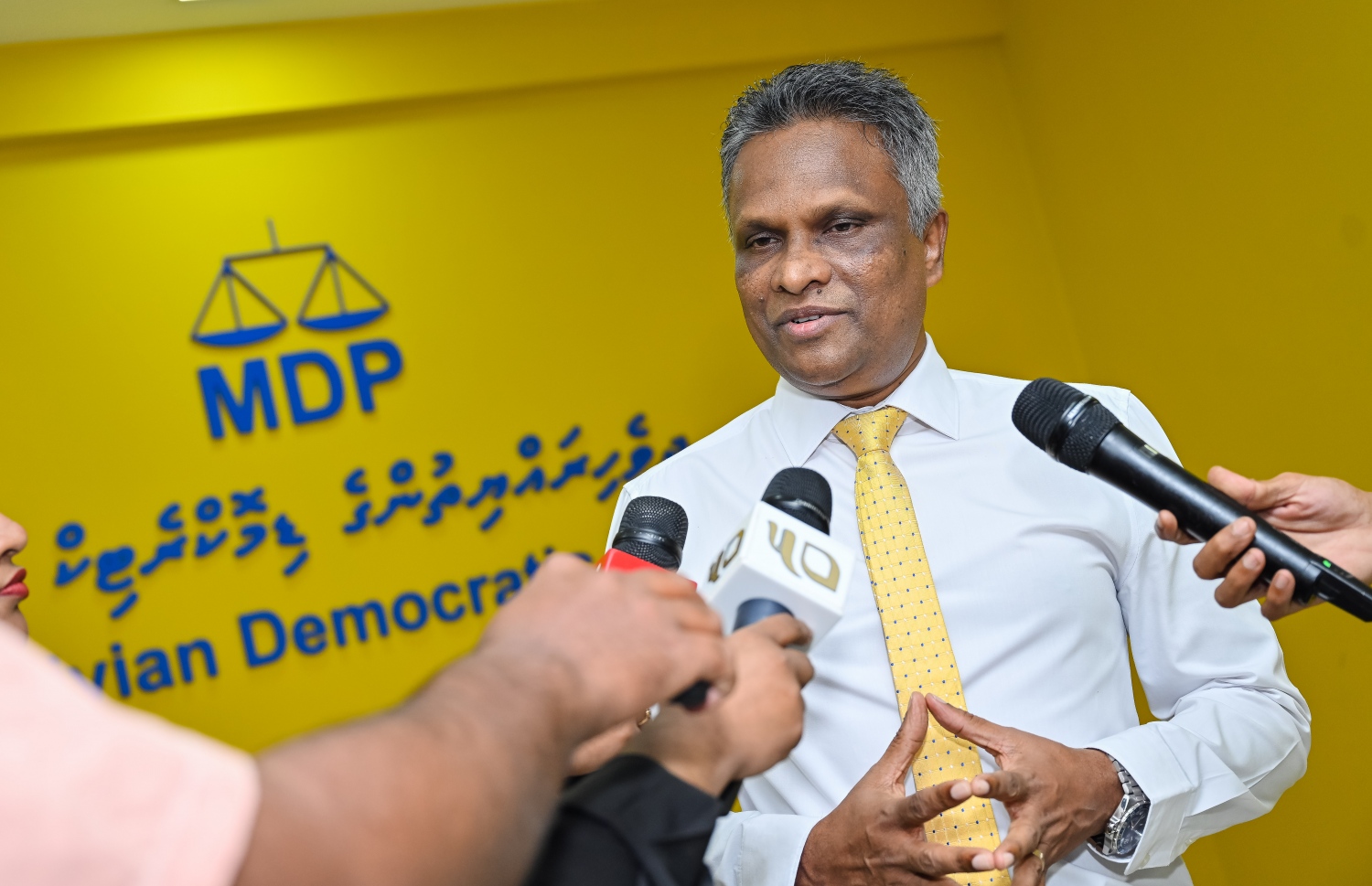 ފޯމް ހުށަހެޅުއްވުމަށް ފަހު އާޒިމް މީޑިއާ ވާހަކަ ދައްކަވަނީ - ފޮޓޯ: ނިޝާން އަލީ / މިހާރު