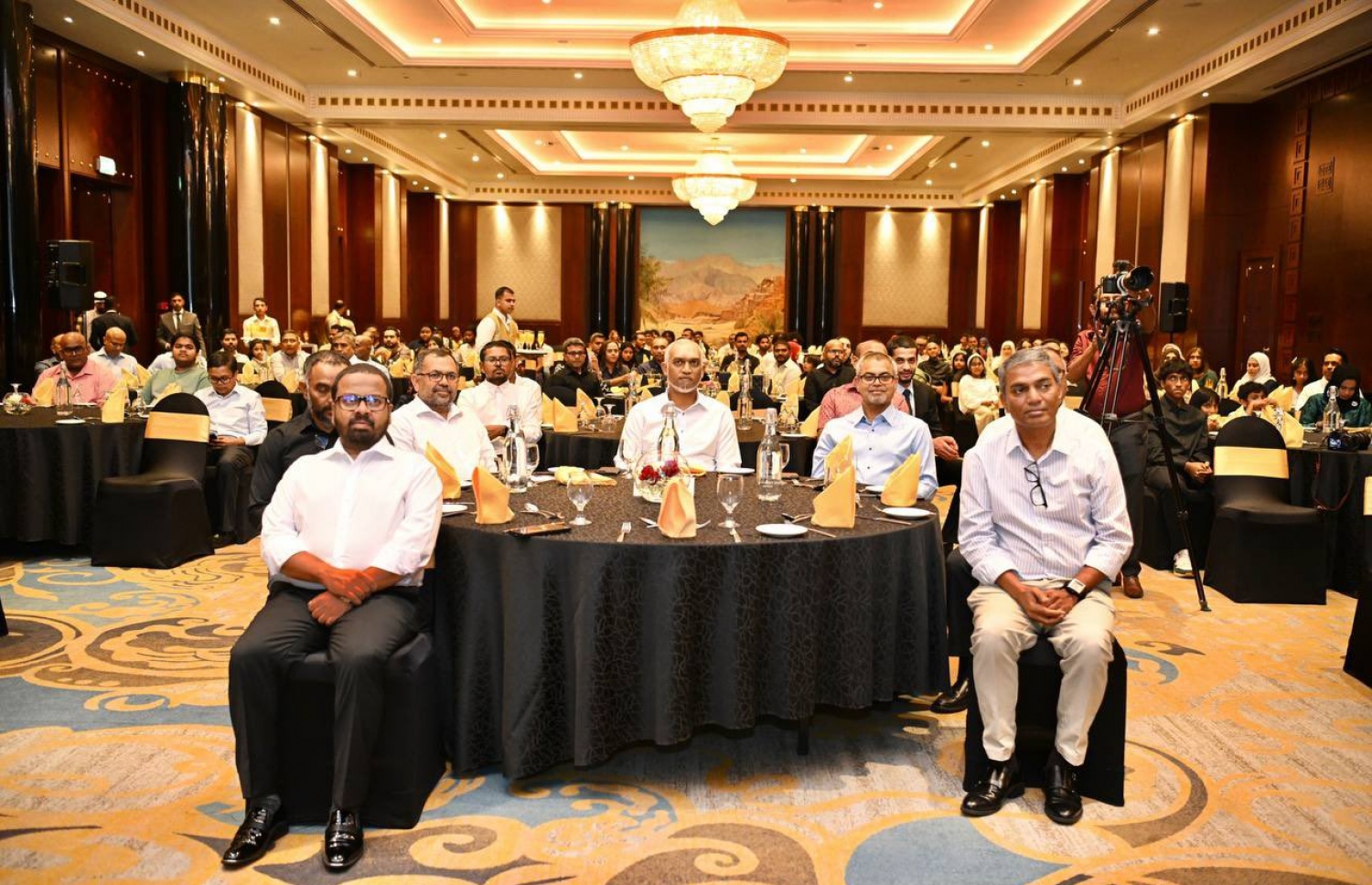 ދުބާއީގައި ދިރިއުޅޭ ދިވެހިންނާ އެކު ރައީސް ޑރ. މުއިއްޒު ރޭ ބޭއްވެވި ބައްދަލުވުމުގައި އަރިހުގައި ވަޑައިގެންނެވި ބައެއް ބޭފުޅުން އެކު.---ފޮޓޯ: ރައީސް އޮފީސް