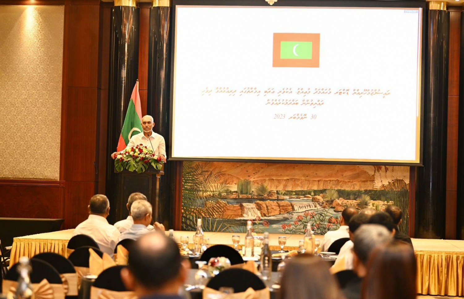 ދުބާއީގައި ދިރިއުޅޭ ދިވެހިންނާ އެކު ރައީސް ޑރ. މުއިއްޒު ރޭ ބޭއްވެވި ބައްދަލުވުމުގައި އެ މަނިކުފާނު ވާހަކަފުޅު ދައްކަވަނީ.---ފޮޓޯ: ރައީސް އޮފީސް