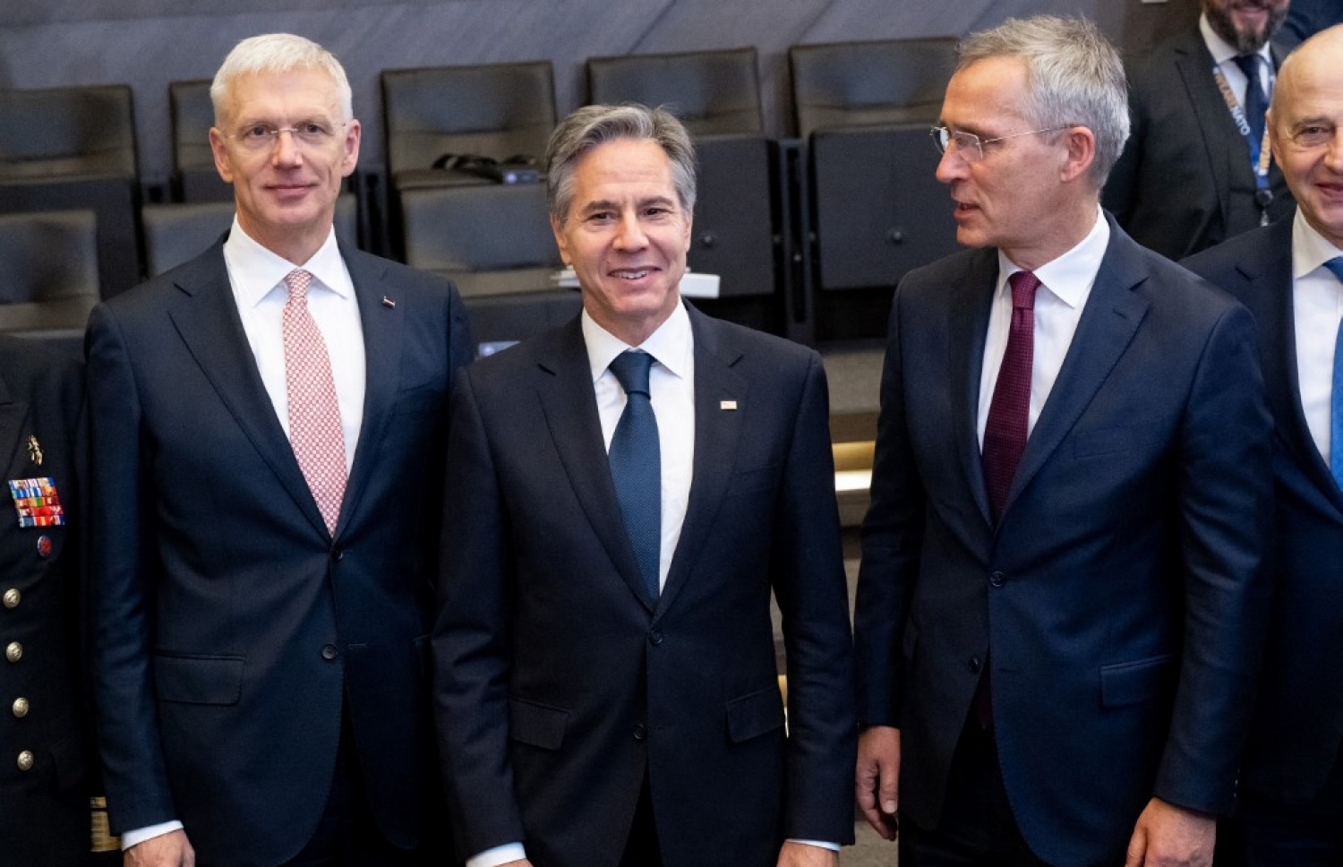 ޔޫކްރެއިންއާ ބެހޭ ނޭޓޯގެ ޚާރިޖީ ވަޒީރުންގެ ބައްދަލުވުމުގައި ބައިވެރިވެވަޑައިގަތުމަށް ލެޓްވިއާގެ ހާރިޖީ ވަޒީރު ކްރިސްޖާނިސް ކެރިންސް (ވ) އާއި އެމެރިކާގެ ހާރިޖީ ވަޒީރު އެންޓަނީ ބްލިންކެން (ކ) އަދި ނޭޓޯގެ ސެކްރެޓަރީ ޖެނެރަލް ޖެންސް ސްޓޮލްޓެންބާގް ފޮޓޯއަކަށް ހުއްޓިވަޑައިގެން.---ފޮޓޯ: އޭއެފްޕީ