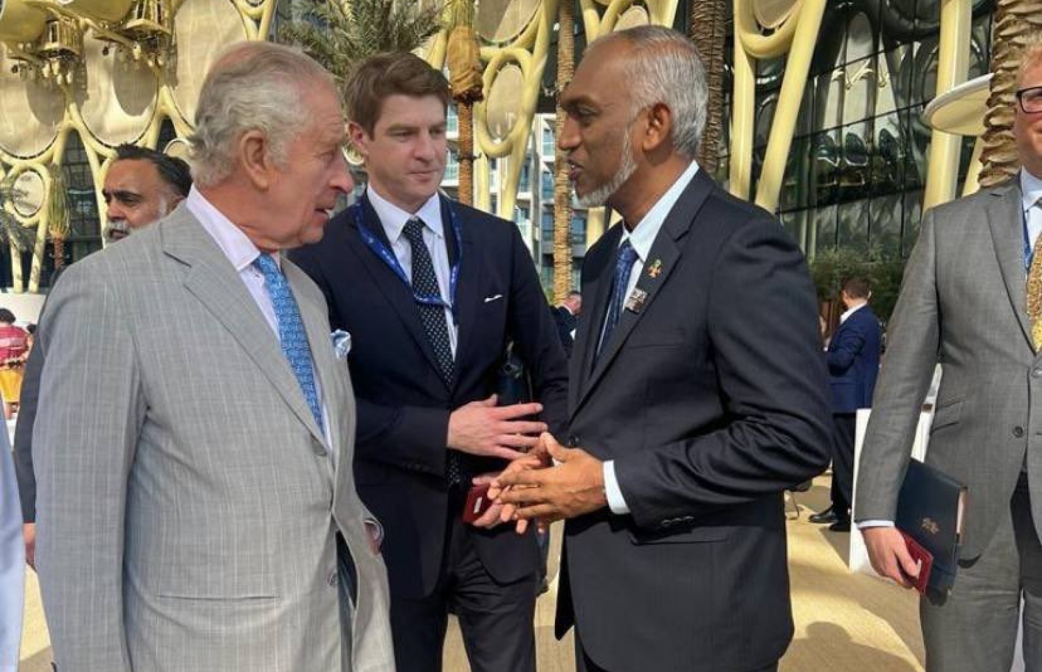 އިނގިރޭސިވިލާތުގެ ރަސްގެފާނު ޗާލްސް(3)އާ ރައީސް ޑރ. މުއިއްޒު ބައްދަލުކުރައްވަނީ.-- ފޮޓޯ: ރައީސް އޮފީސް