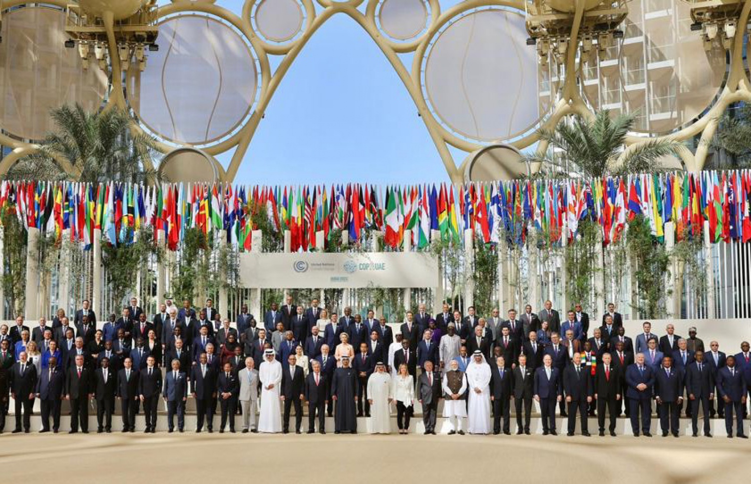 ދުބާއީގައި މިހާރު ކުރިއަށް ދާ ކޮންފަރެންސް އޮފް ދަ ޕާޓީސް ޓު ދަ ޔުނައިޓެޑް ނޭޝަންސް ފްރޭމްވޯކް ކޮންވެންޝަން އޮން ކްލައިމެޓް ޗޭންޖް (ކޮޕް28) ގައި ބައިވެރިވި ގައުމުތަކުގެ ވެރިން ގުރޫޕް ފޮޓޯއަކަށް ހުއްޓިލައިގެން-- ފޮޓޯ: ރައީސް އޮފީސް