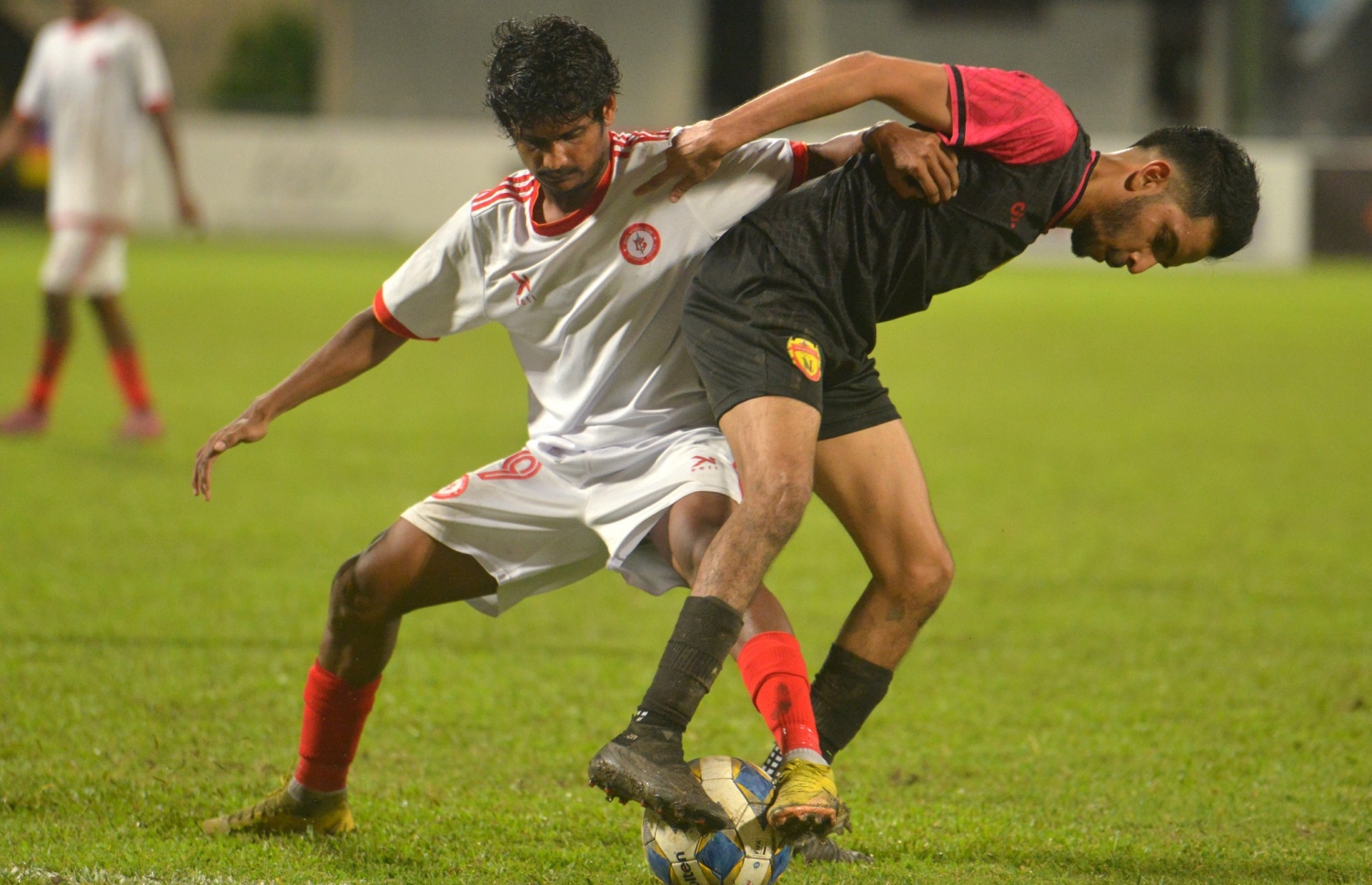 ޔޫވީގެ ނާވީ މުހައްމަދު އަތުން ބޯޅަ ހޯދަން ބުރުގެ އުސާމާ މަސައްކަތް ކުރަނީ.-- ފޮޓޯ: އެފްއޭއެމް